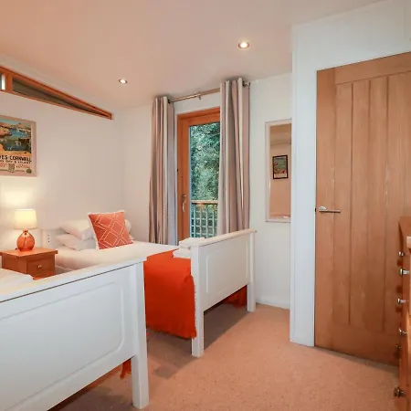 4 Miller's Island * Looe